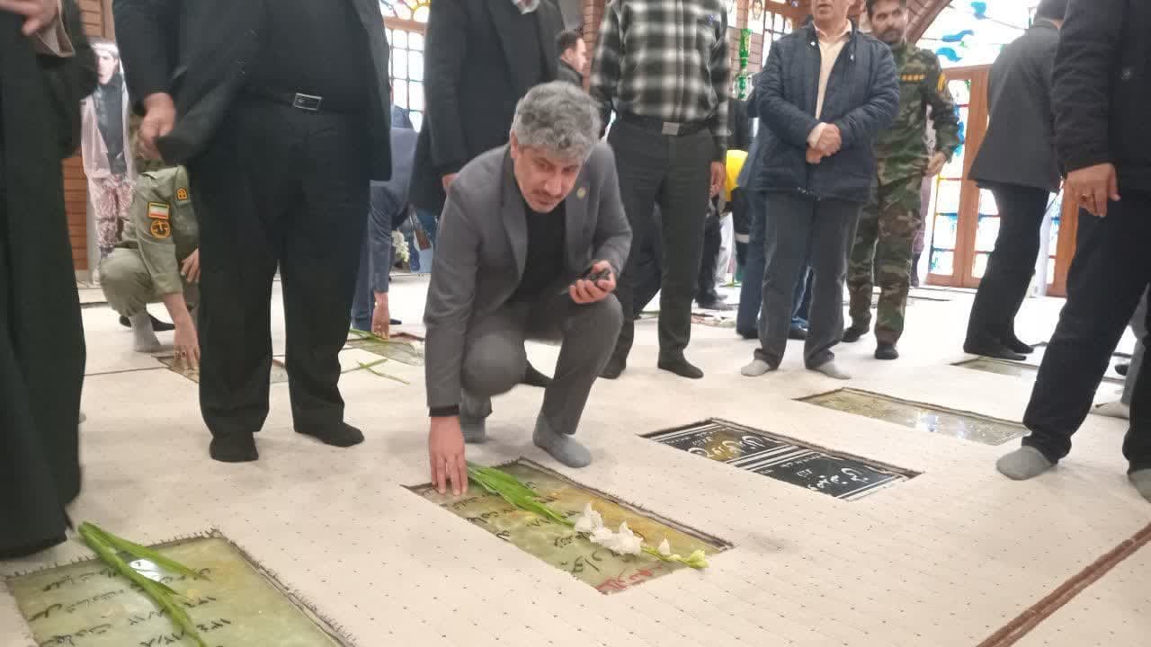 حضور شهردار در غبارروبی مزار شهدای امامزاده قاسم (ع) دماوند به مناسبت دهه فجر