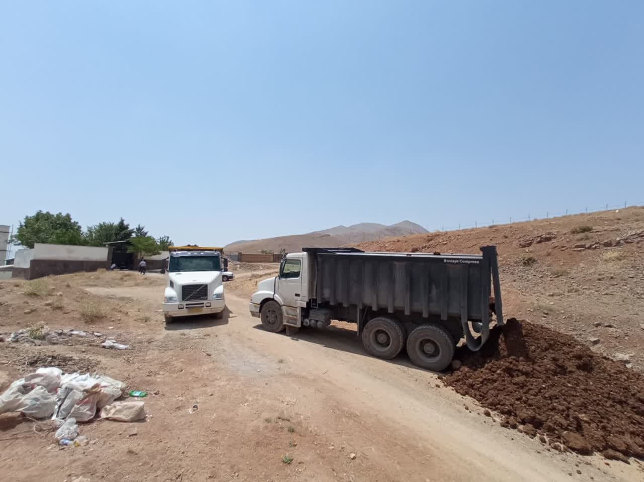 سه کامیون متخلف هنگام تخلیه خاک و نخاله در دماوند توقیف شدند