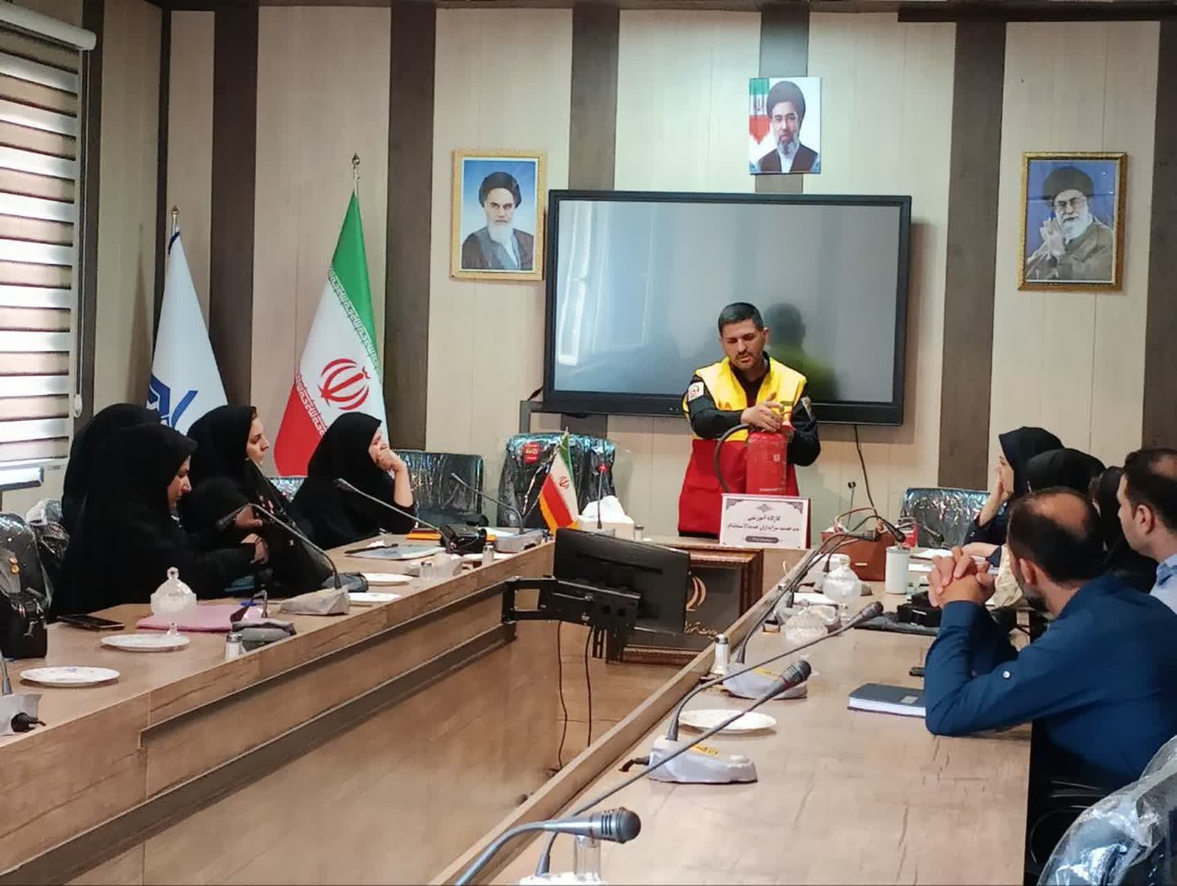 آموزش مهار آتش برای کارکنان آموزش‌وپرورش ۳ شهرستان در دماوند